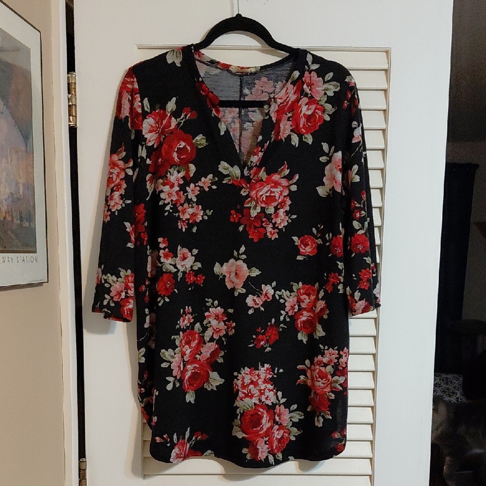 A La Tzarina Women's Size 1XL Black Floral 3/4 Sleeve V-Neck Knit Blouse